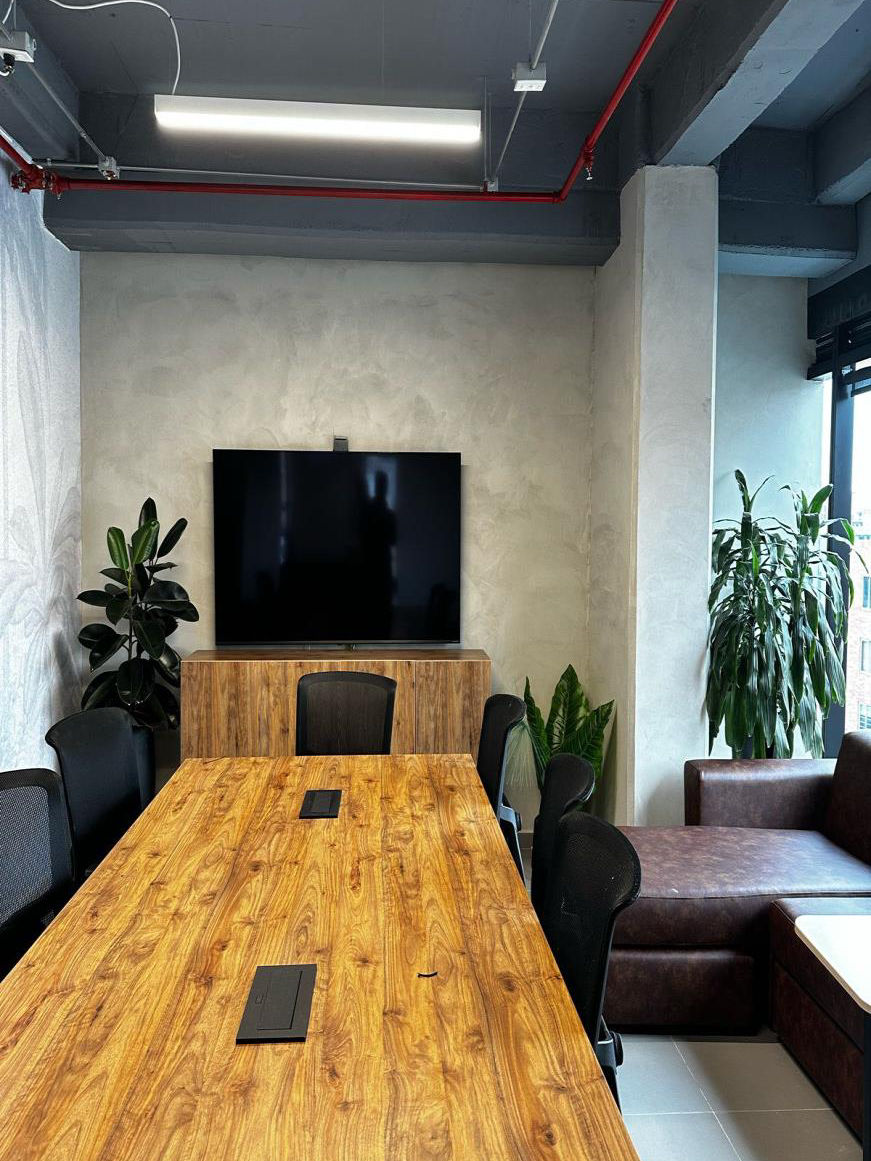 Sala de juntas con piso y muros en microcemento