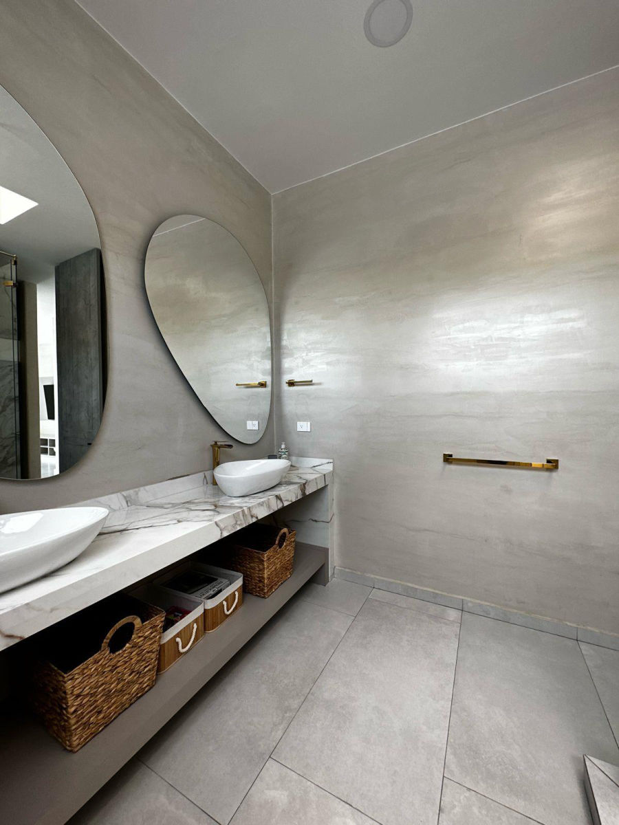 Baño con mesón y muros en microcemento