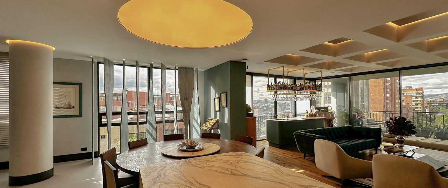 A Kind of Magic, zona social del apartamento